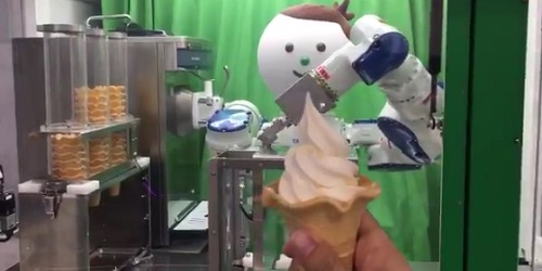 Robot yang melayani pembeli es krim.(rocketnews24)