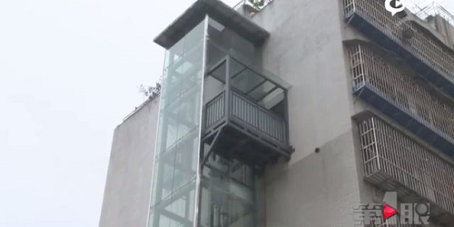 Lift dipasang agar menantu tidak lagi mengeluh lelah.(Shanghaiist)