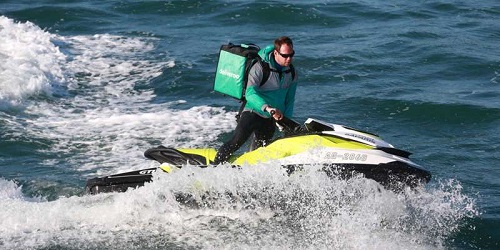 Petugas Deliveroo gunakan jet ski.(Travel and Leisure)