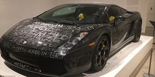 Lamborghini yang penuh goresan.(Daily Mail)