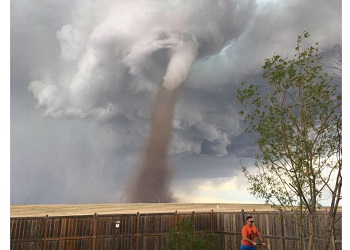 Theunis dengan latar belakang topan tornado.(mashable)