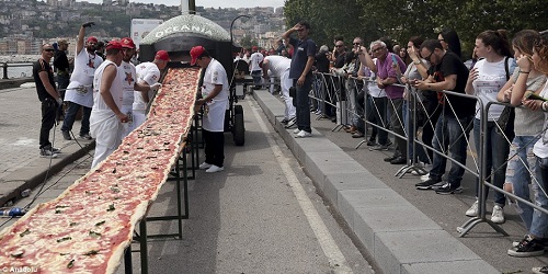Dibuat bersama 400 pembuat pizza.(Daily Mail)