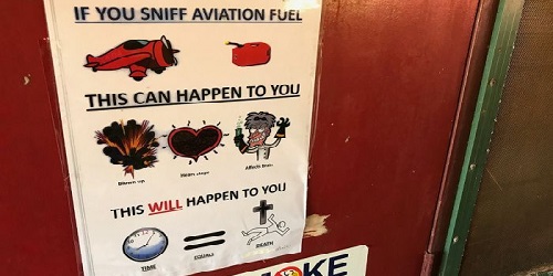Peringatan bahaya menghirup uap bahan bakar pesawat.(abc.net.au)