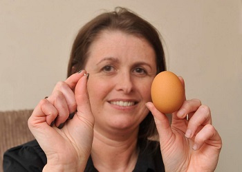 Sally temukan 'berlian' dalam telur.(The Sun)