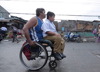 Alejandro antar anak dengan kursi roda.(definitelyfilipino)