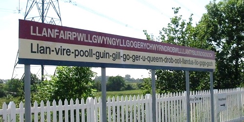 Nama sebuah desa di Anglesey, Wales, Inggris.(home.tiscali.cz)