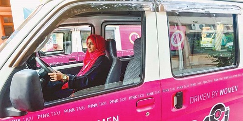 Taksi pink dengan pengemudi berhijab.(TechJuice)