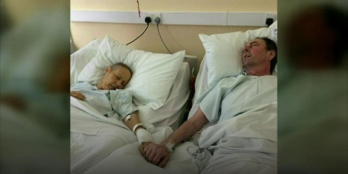 Julie & Mike bergandengan tangan di rumah sakit.(todayevery.com)