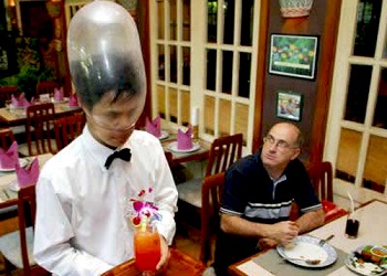 Pelayan memakai kondom di kepala.(thesuiteworld)