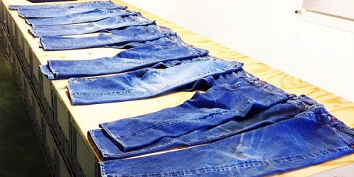 Celana jin bekas nelayan yang dijual Onomichi Denim Project.(odditycentral.com)