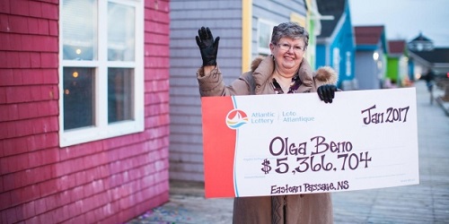 Olga Beno & lotere yang dimenangkannya.(cbc.ca)