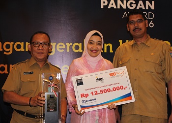 Irma pengusaha Sagon Bakar (tengah) saat menerima penghargaan.(asri)