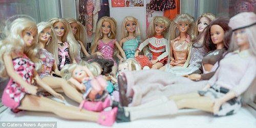 Koleksi Barbie milik Azura.(dailymail)