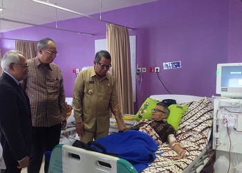 Wakil Walikota Tangsel, H. Benyamin Davnie, kunjungi pasien hemodialisa.(asri)