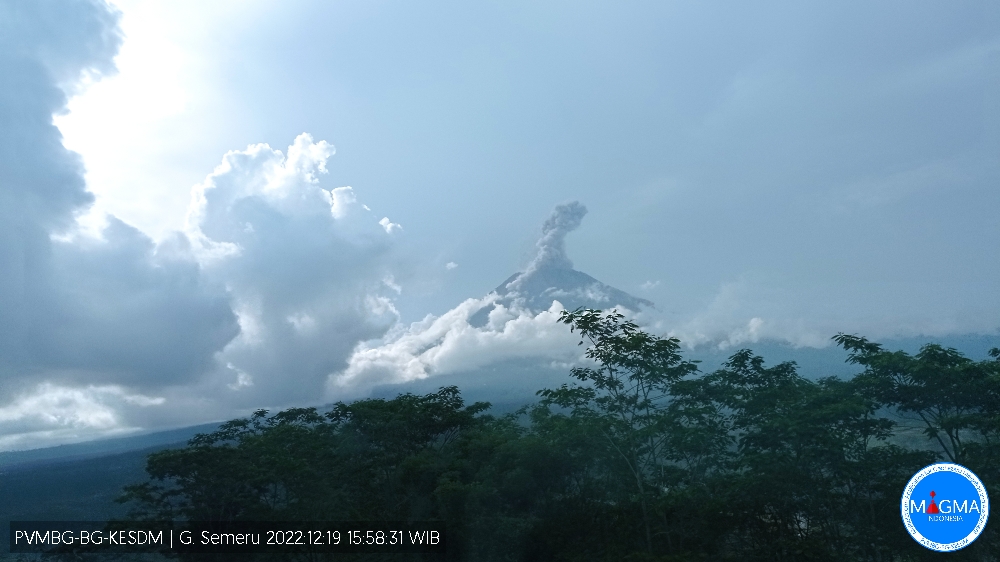 Gunung Anak Krakatau Semburkan Abu Vulkanik 3.000 Meter Selama 1 Menit