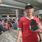 Budi Nugraha, ayah Beckham menunggu di Bandara Soekarno-Hatta.(yud)