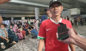 Budi Nugraha, ayah Beckham menunggu di Bandara Soekarno-Hatta.(yud)
