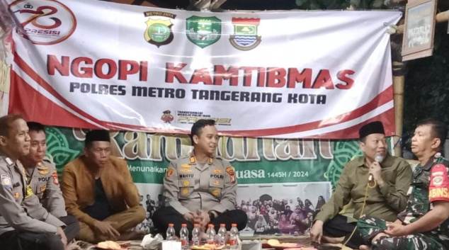 Kapolsek Teluknaga AKP Wahyu Hidayat ngopi bersama warga.(Foto/ist)