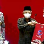 Wakil Presiden RI K.H. Ma’ruf Amin serahkan piagam penghargaan kepada Dr. Sunarta mewakili Jaksa Agung RI.