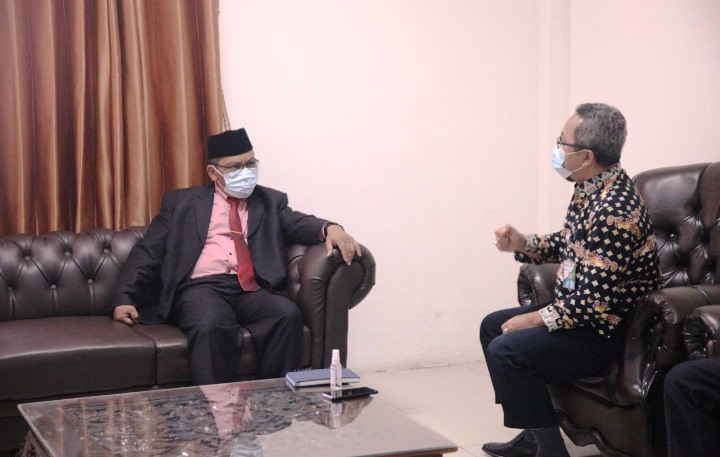 Kepala BPJS Ketenagakerjaan Serang Didin Haryono saat bertemu dengan Sekretaris Daerah Kabupaten Pandeglang Pery Hasanudin, di Ruang Kerja Sekda.(Aep)