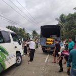 Mobil Terperosok ke Pinggiran Sungai di Kampung Puser, Tim Polres Serang Bantu evakuasi