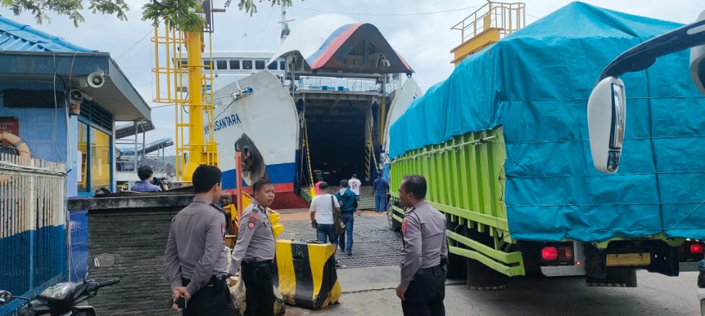 Personel Ditpamobvit Polda Banten Patroli di Pelabuhan ASDP Merak dan Pintu Tol Merak