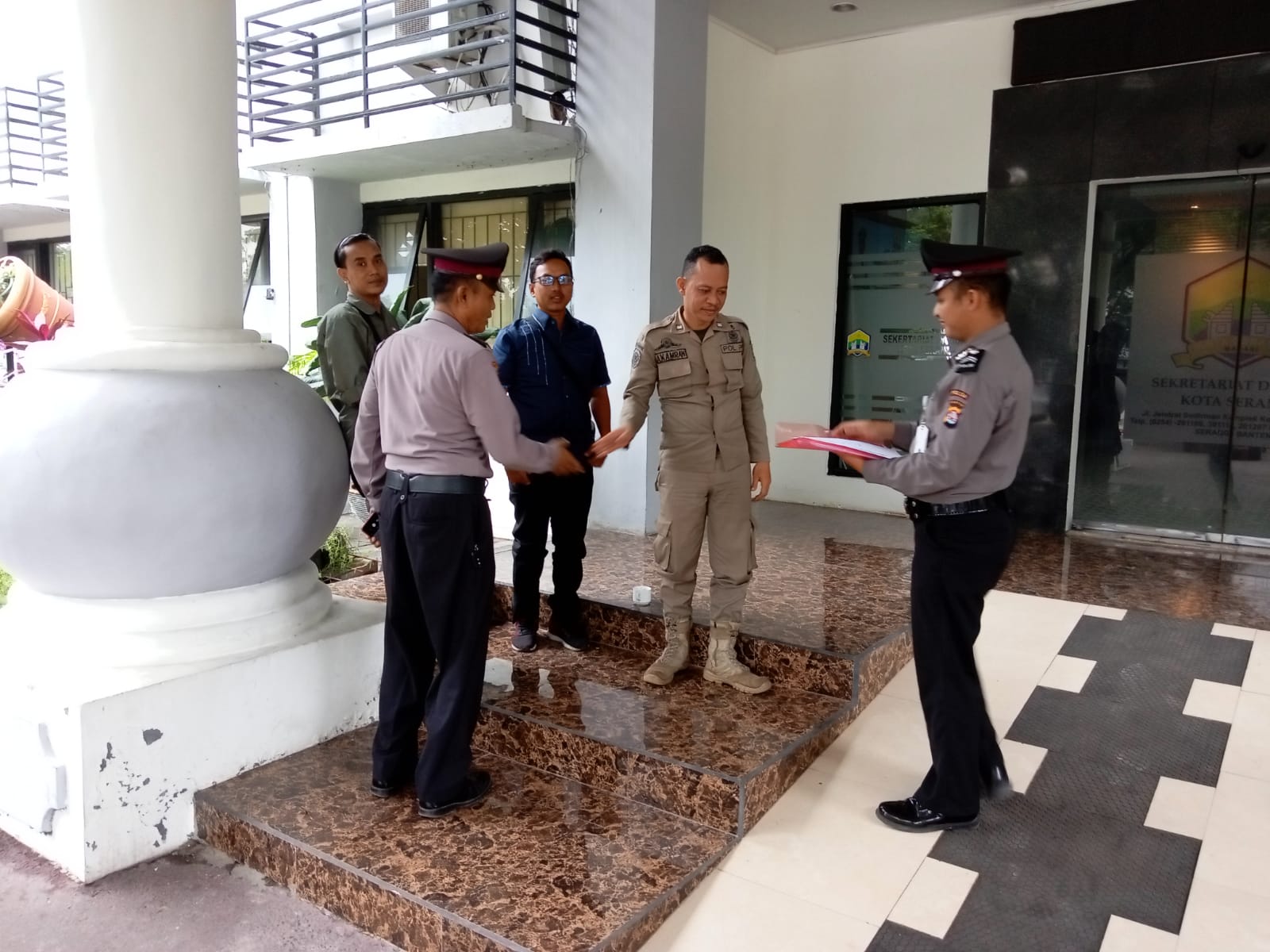 Personel Ditpamobvit Polda Banten Patroli ke Kantor Pemerintahan