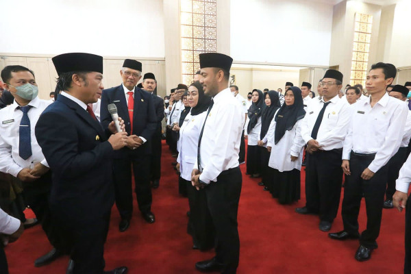 Penjabat (Pj) Gubernur Banten Al Muktabar lantik Kepala Sekolah dan Pengawas Sekolah