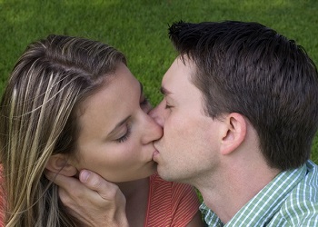 cara ciuman bibir yang paling disukai pria