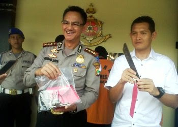 Kapolres Kota Tangerang, kombes Pol irfing jaya menunjukkan barang bukti senjata api rakitan dan golok yang disita dari komplotan curanmor.(agm)