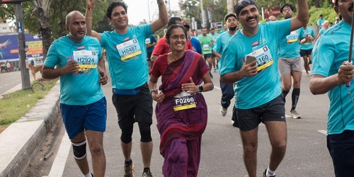 Jayanthi marathon bersama peserta lain.(thebetterindia)