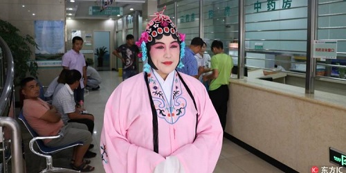 Dokter Bai memakai pakaian tradisional lengkap dengan make up.(Odditycentral)