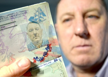 Foto Stuart di pasport sangat mirip Adolf Hitler.(metro.co.uk)