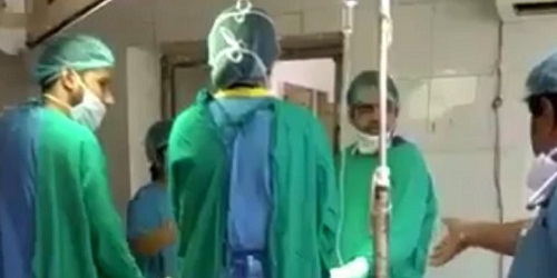 Dua dokter saat bertengkar di ruang operasi.(Hindustantimes)