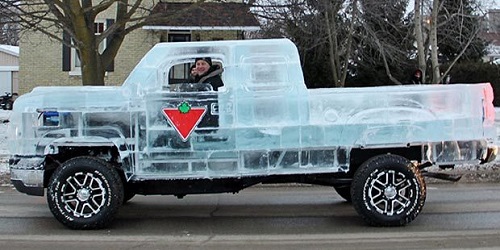 Kreasi kreatif mobil dari es.(The Sun)