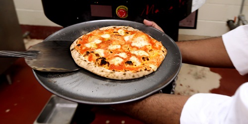 Pizza siap diantar ke sel tahanan.(Chicago Tribune)