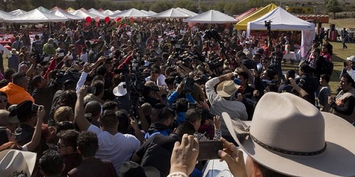 Tampak ribuan orang menghadiri pesta ultah Rubi.(The Guardian)