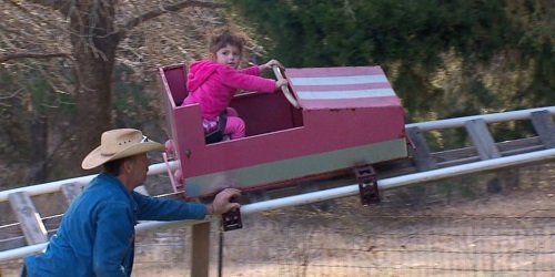 Jimmy tampak mendorong roller coaster yang ditumpangi sang cucu.(ABC News)