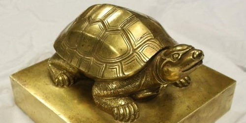 Stempel Kuno berbentuk kura-kura.(AFP)