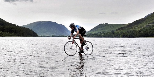 Matt Whitehurst kendarai sepeda di atas danau.(Daily Mail)
