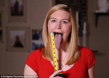 Adrianne mengukur panjang lidah.(thekanddle.com)