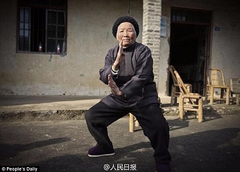 Gaya Nenek Zhang saat kungfu.(Daily Mail)