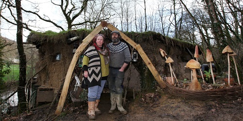 Kate & Alan di depan pondok hobbit mereka.(metro.co.uk)
