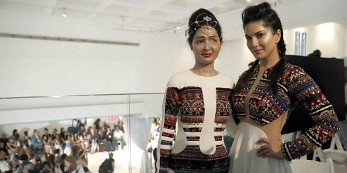 Reshma Bano (kiri) di New York Fashion Week.(indiatimes.com)