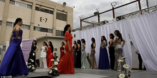 Para peserta kontes kecantikan berjalan di atas panggung.(Daily Mail)