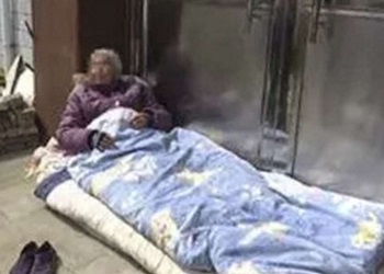 Ibu malang yang harus tinggal di luar rumah selama 3 hari.(scmp.com)