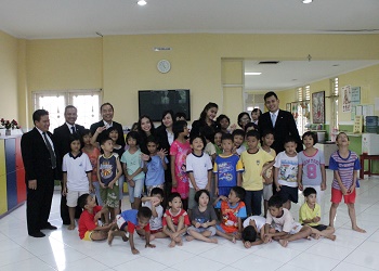 Managemen & Karyawan Hotels Santika Premiere Bintaro berfoto bersama anak-anak Panti Asuhan Abhimata Bintaro.(asri)
