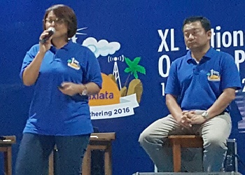 Presiden Direktur XL, Dian Siswarini (tengah), saat menggelar XL Outlook Presentation 2016.(asri)