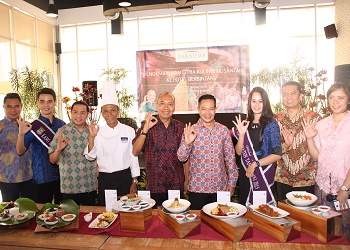 Bondan Winarno (tengah) bersama chef dan managemen Parador Hotels & Resorts saat meluncurkan menu khas Tangerang.(asri)