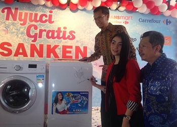 Citra Kirana, brand ambasador Sanken, saat membubuhkan tanda tangan di mesin cuci terbaru dari Sanken.(asri)